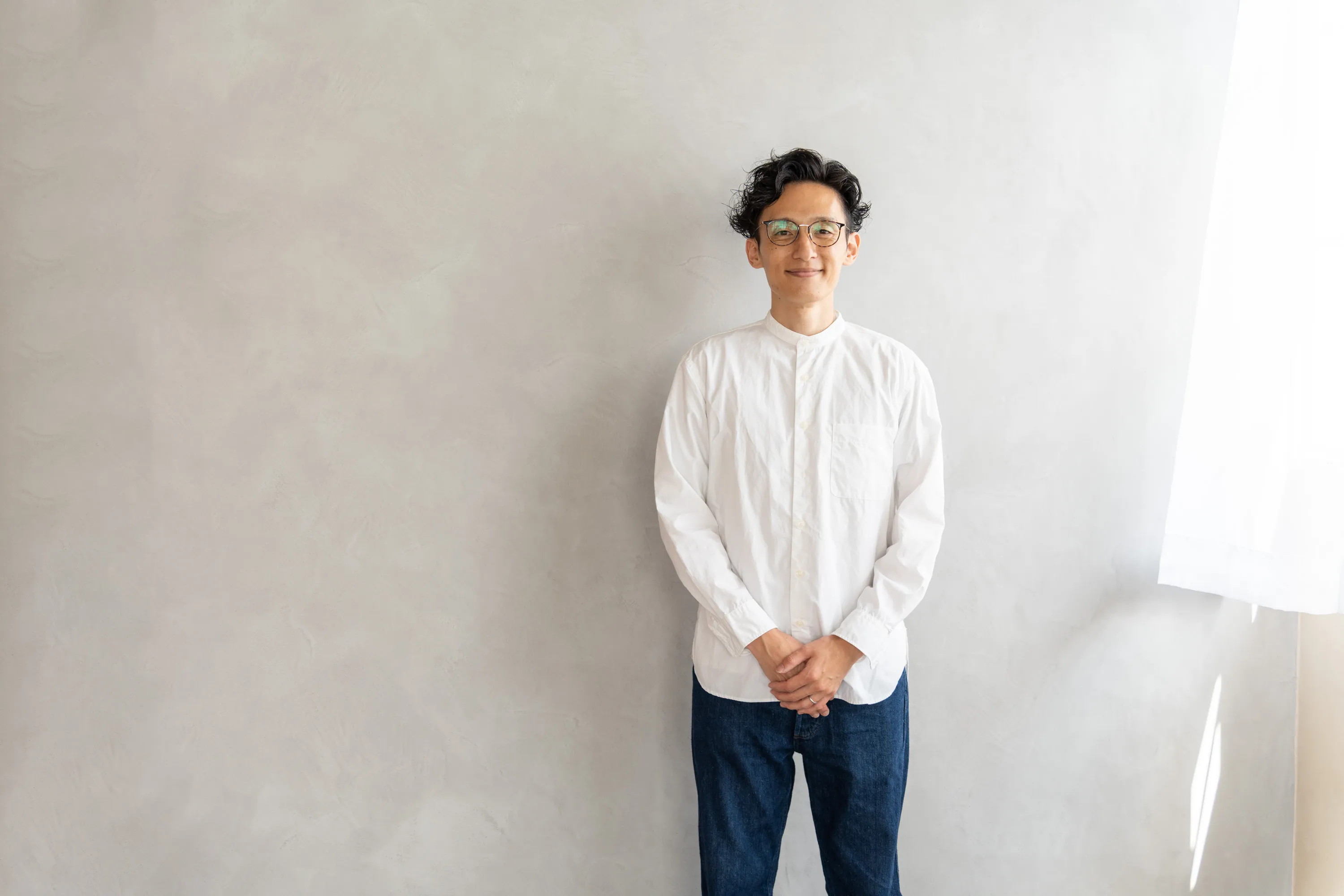清潔感がある人が笑顔で立っている画像